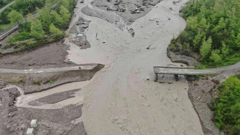 Üçüncü kez selin vurduğu ilçe diken üstünde, korkudan evlerine giremiyorlar
