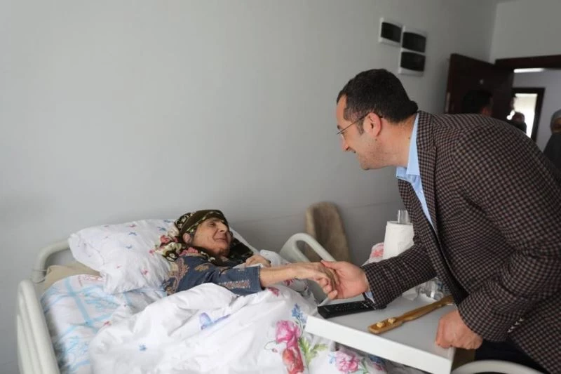 Başkan Ekim Anneler Günü’nde Huzurevini ziyaret etti
