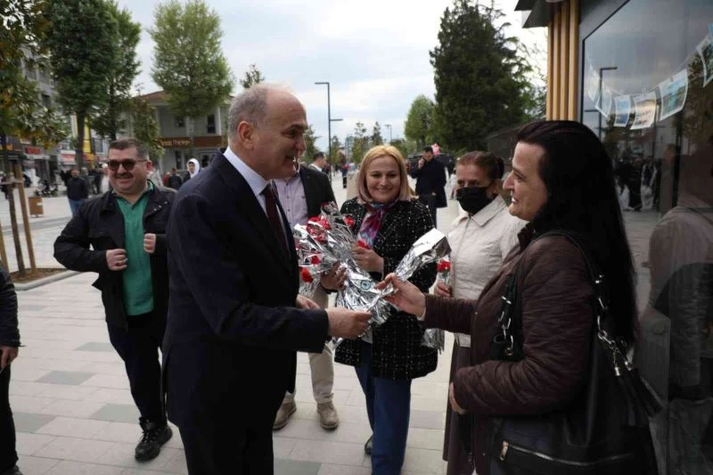 Başkan Özlü’den Anneler Günü jesti
