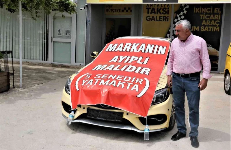 Aldığı lüks aracı işyerinin önüne koyup, üzerine “Markanın ayıplı malıdır, 5 yıldır yatmakta” yazdı
