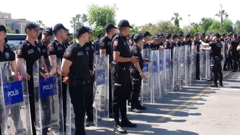 Alpaslan Kuytul, işadamı Koray Sarısaçlı’nın kaçırılması, hürriyetten tahdit, gasp, adam yaralamaya azmettirmek suçlamaları ile gözaltına alındı
