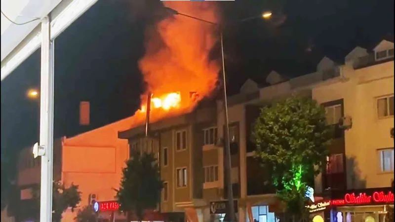 Çatı katta korkutan yangın
