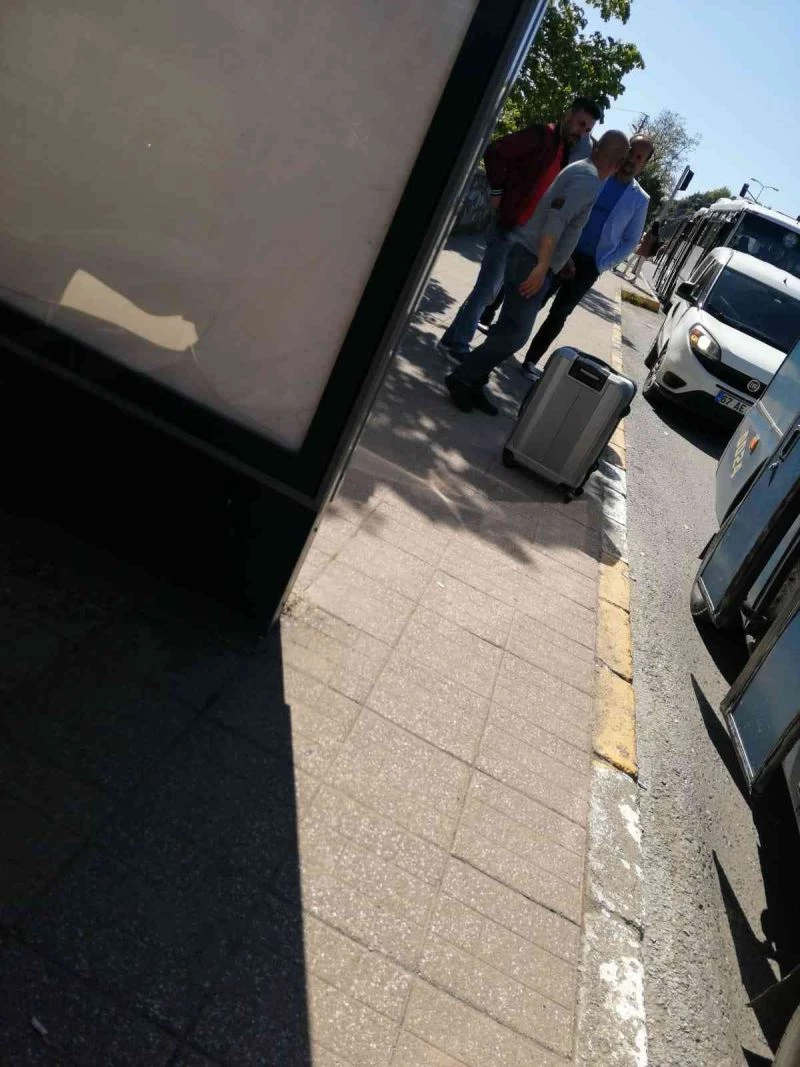 Durakta unutulan valiz, ekipleri harekete geçirdi
