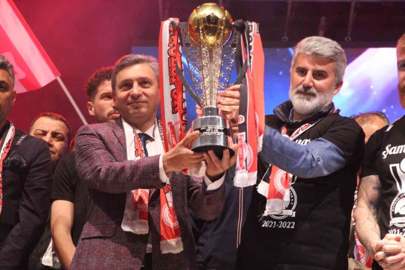 Hande Yener Batman Petrolspor’un şampiyonluk kutlamaları için sahneye çıktı
