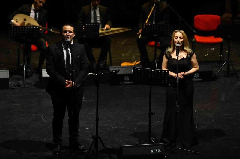 Genç sanatçı, özel günde annesiyle düet yaptı
