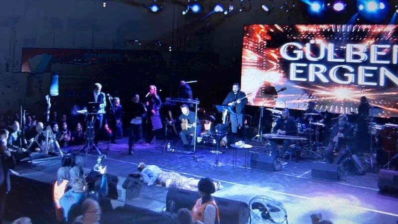 Sahnede fenalaşan Gülben Ergen: 