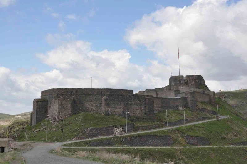 Kars Kalesi’nin girişindeki istinat duvar yıkıldı
