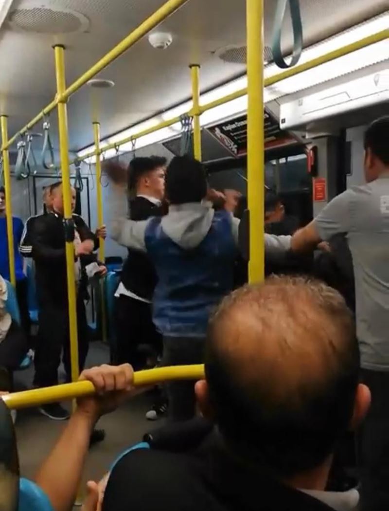 Bursa’da tekme tokatlı metroda sigara içme kavgası kameralarda
