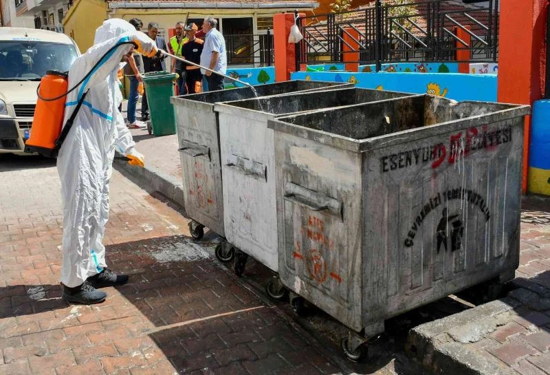 Esenyurt Belediyesi haşerelere karşı ilaçlama çalışmalarını sürdürüyor
