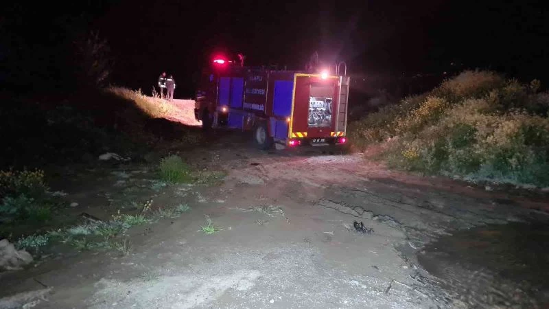 Çaydan karşıdan karşıya geçerken otomobiliyle suya sürüklendi
