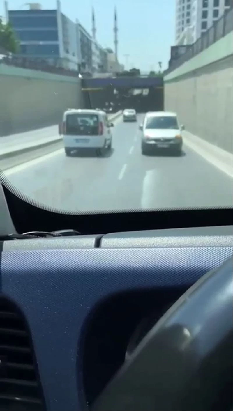 Esenyurt’ta dönüşü kaçıran sürücü metrelerce geri geri gitti; o anlar kameraya yansıdı
