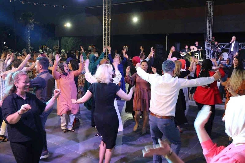 Pandeminin gizli kahramanları moral gecesinde gönüllerince eğlendiler
