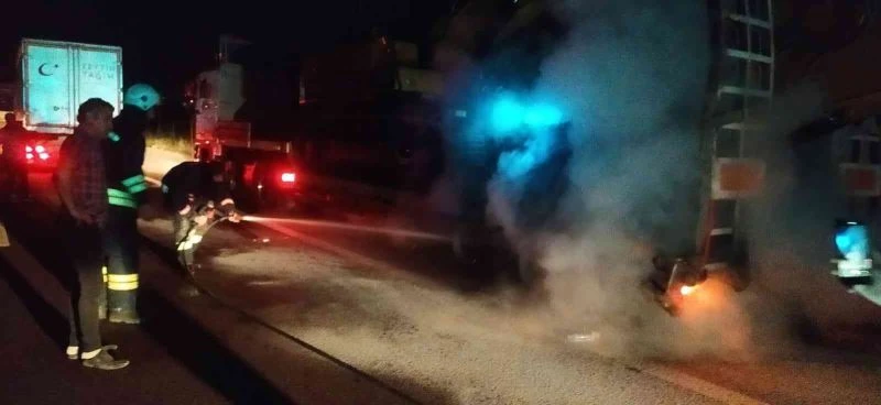 Yalova’da iş makinası yüklü tırın lastikleri alev aldı
