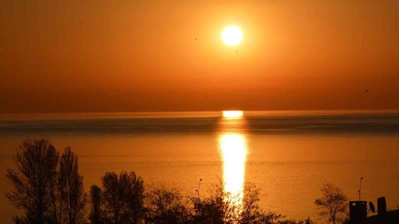 Van Gölü’nde muhteşem gün doğumu
