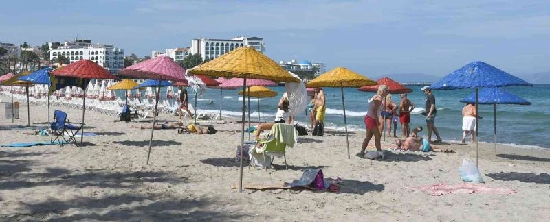 Kuşadası plajları misafirlerini bekliyor
