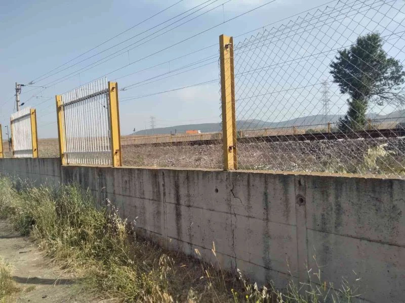 Tren yolu korkuluklarını çalan hırsızlar tutuklandı
