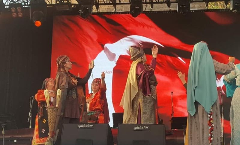 Eskişehir Anadolu Bacıları ‘Kahraman Türk Kadınları’ temalı ’Defile Programı’nı sahneledi
