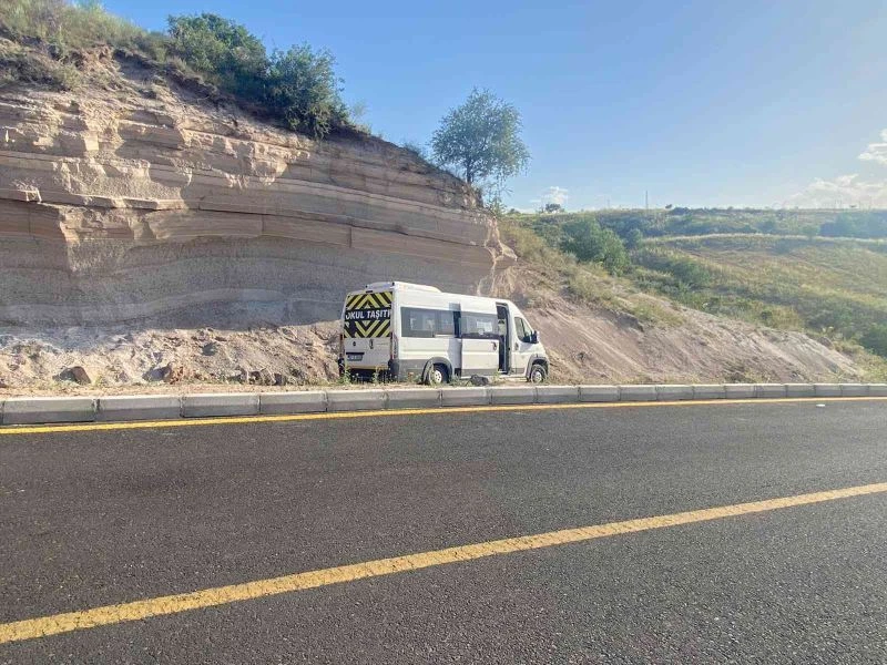 Freni tutmayan öğrenci servisi yoldan çıktı, şans eseri yaralanan olmadı
