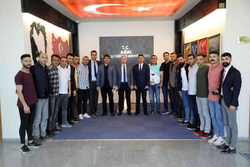 Ağrı Milli Eğitim Müdürü Hasan Kökrek, bölge birincisi olan halk oyunu ekibi ile bir araya geldi
