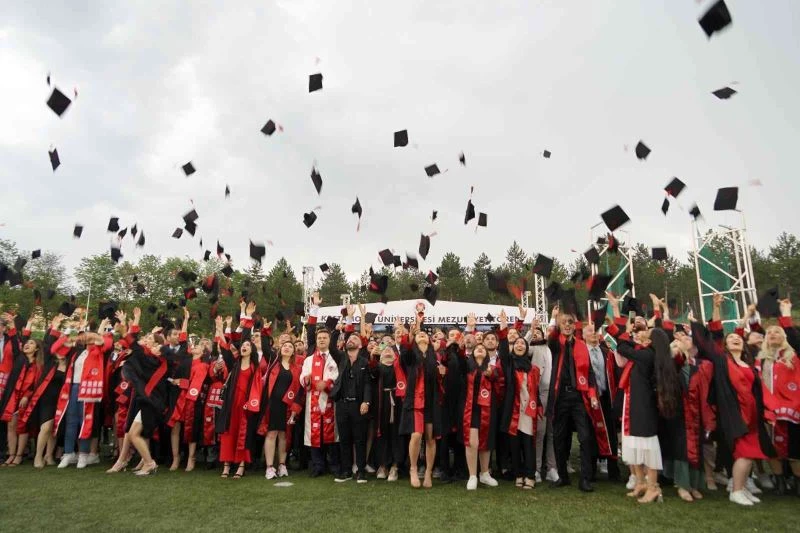 5 bin 756 üniversiteli mezuniyet sevinci yaşadı
