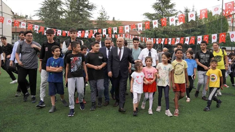 Keçiören Belediyesi’nden meslek lisesine halı saha
