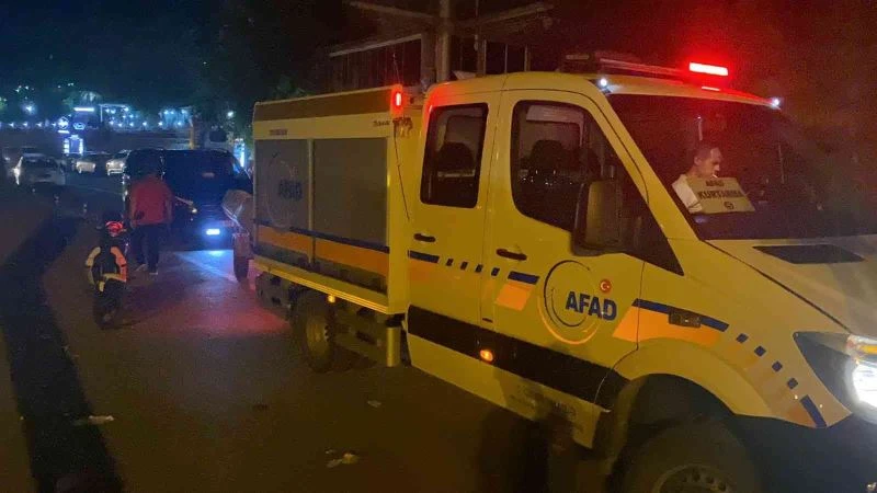 Tarihi köprüden nehre düşen genci vatandaşlar kurtardı
