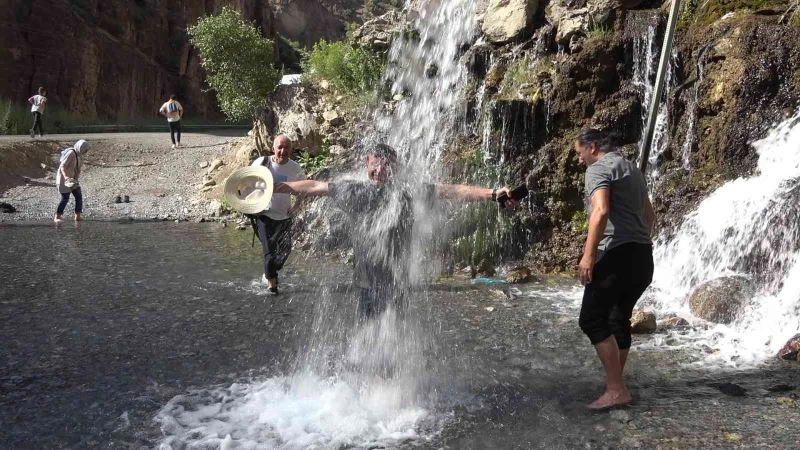 Sıcaktan bunalan vatandaşlar doğal şelalede serinleniyor
