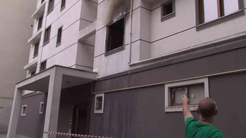 Pendik’te 5 katlı apartman dairesinin yandığı anlar kamerada
