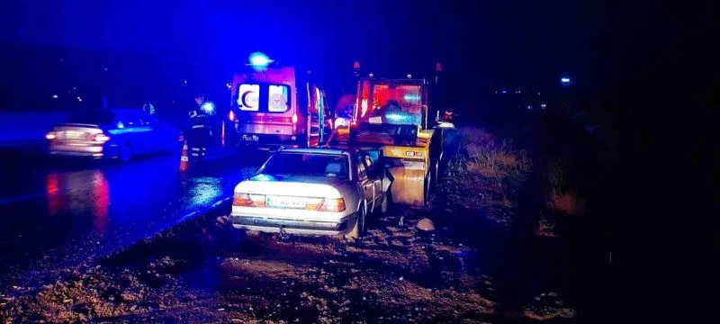 Otomobil yol kenarındaki silindir aracına çarptı: 1 yaralı
