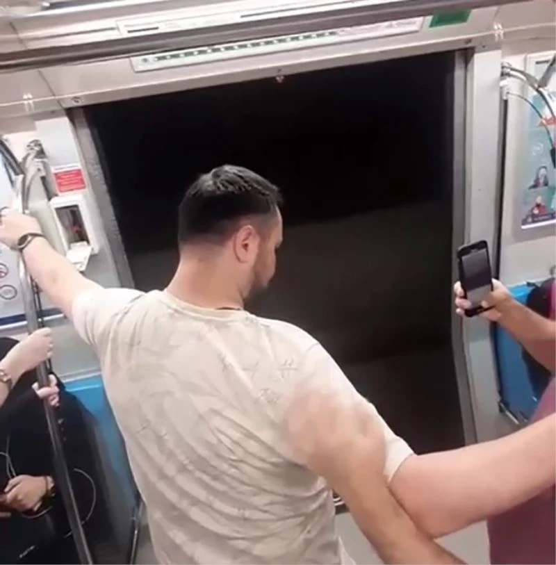 Yenikapı metrosunda açık kapıyla yolculuk kamerada
