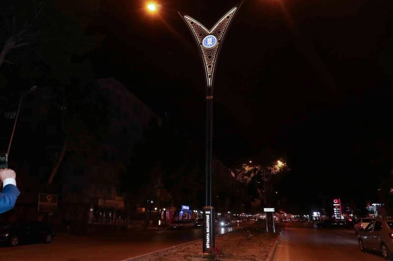 Atatürk Bulvarı’nda ışıklandırma montaj çalışmaları başladı
