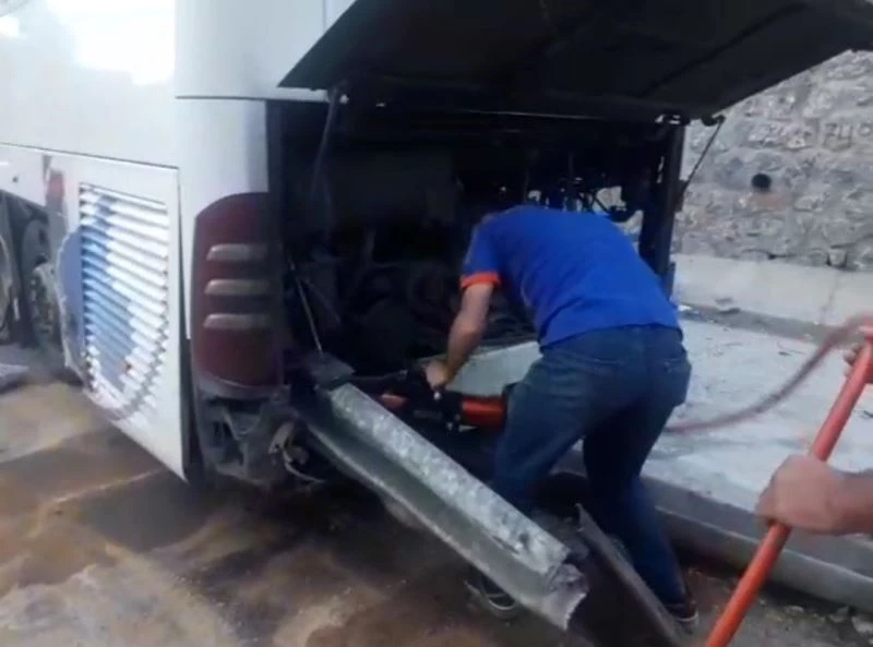 Otobüsün önünden giren bariyer arkasından çıktı
