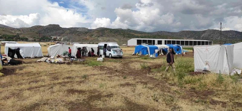 Mevsimlik işçilerin çadırlarını sağanak vurdu

