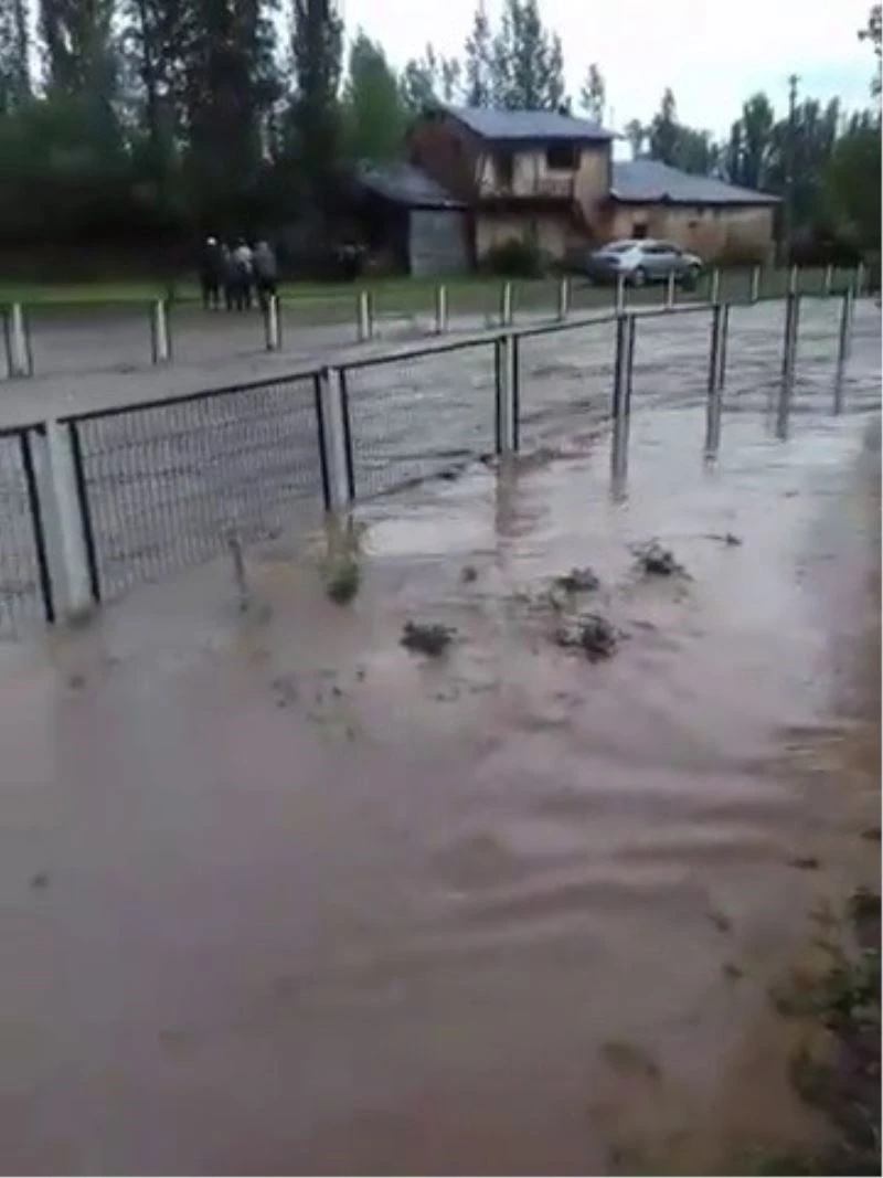 Etkili olan sağanak dereleri taşırdı
