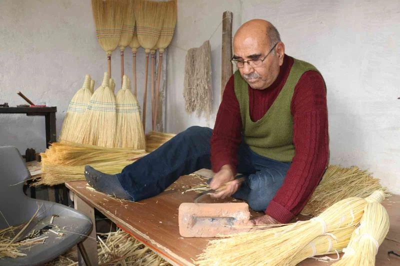 Edirne’de el süpürgeciliği son demlerini yaşıyor
