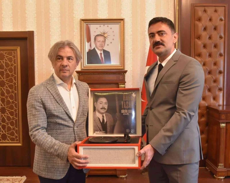 Vali Tekbıyıkoğlu’ndan Bakan Yardımcısı Demircan’a anlamlı hediye
