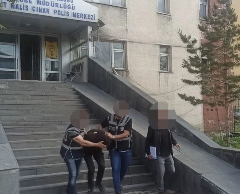 Duvarı delip 900 bin liralık altın çalan hırsız tutuklandı
