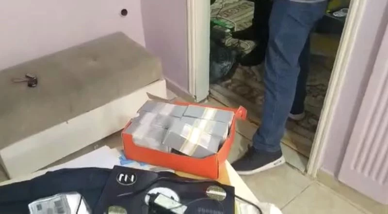 İstanbul’da film gibi olay: İş adamını dolandıran solüsyonlu döviz çetesi çökertildi
