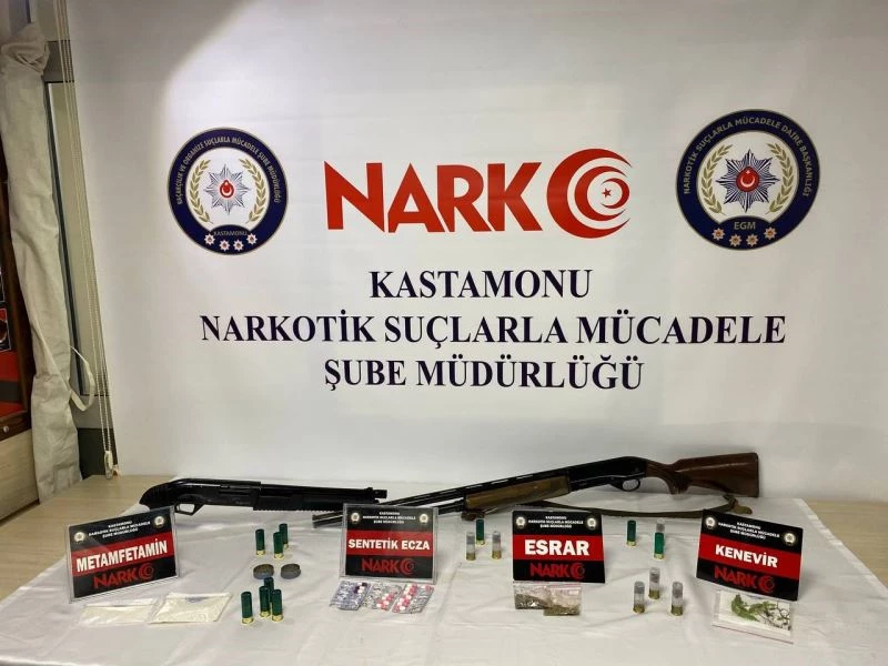 Tahliye olur olmaz genital bölgesine sakladığı 50 bin TL değerindeki uyuşturucuyla yakalandı
