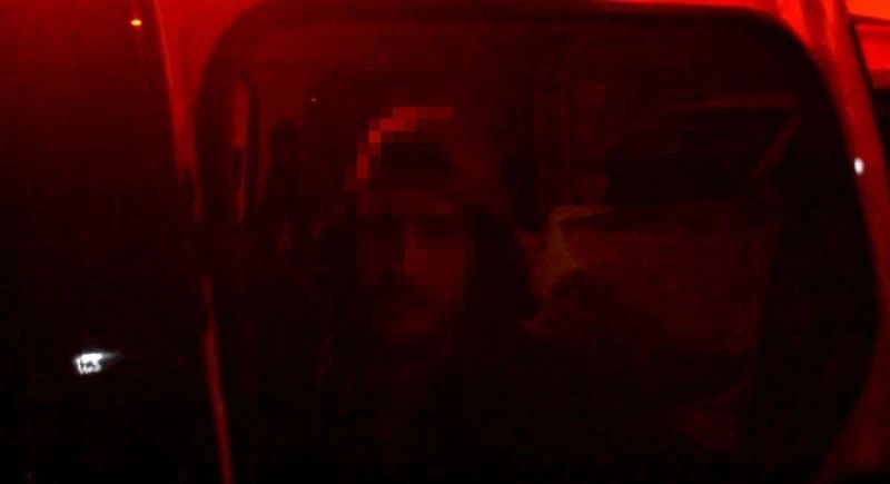 Yolda karşılaştığı kişiye bıçak çekip para istedi, polise yakalandı
