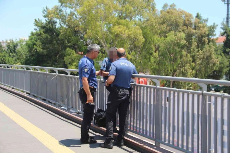 Polis üst geçitteki intihara teşebbüsü önledi
