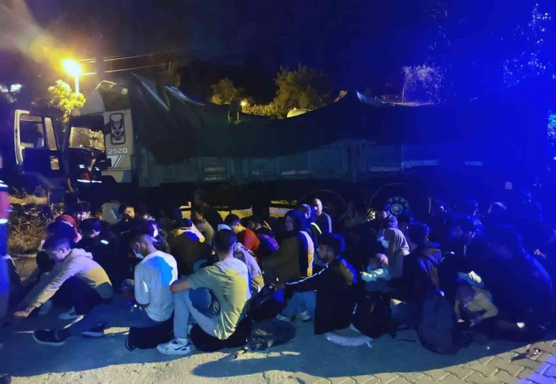 Kamyon kasasında 96 düzensiz göçmen yakalandı
