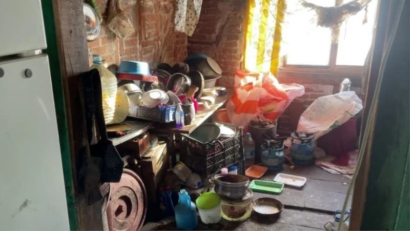 Harabe evde yaşayan yaşlı çiftin ev hayali onlar sayesinde gerçek oldu
