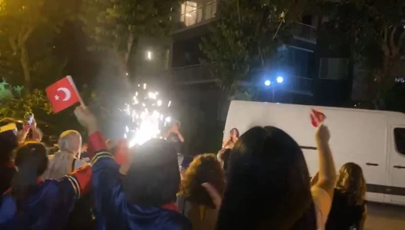 Mezuniyet törenini karantinadaki öğretmenlerinin ayağına getirdiler
