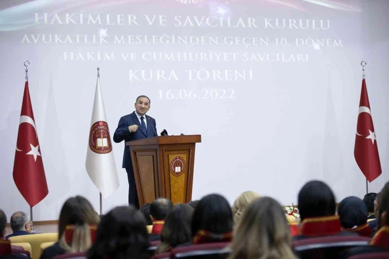 Bakan Bozdağ’dan genç hakim ve savcılara: “Vicdanınız ve aklınız hür olsun”
