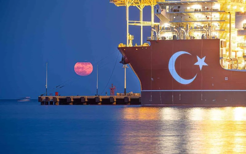 ’Abdülhamid Han’ gemisinin Süper Ay’la muhteşem görüntüsü
