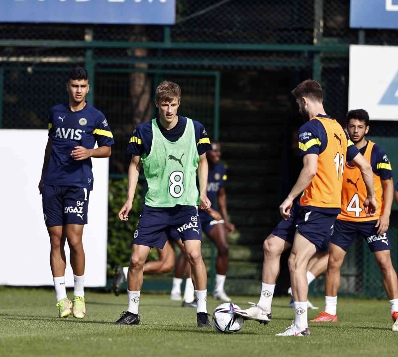 Fenerbahçe, günü çift antrenmanla tamamladı