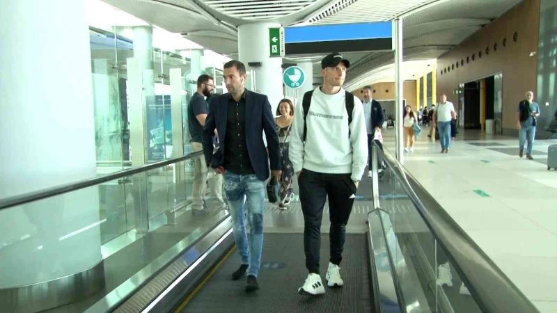 Trabzonspor’un yeni transferleri Larsen ve Doğucan, İstanbul’a geldi