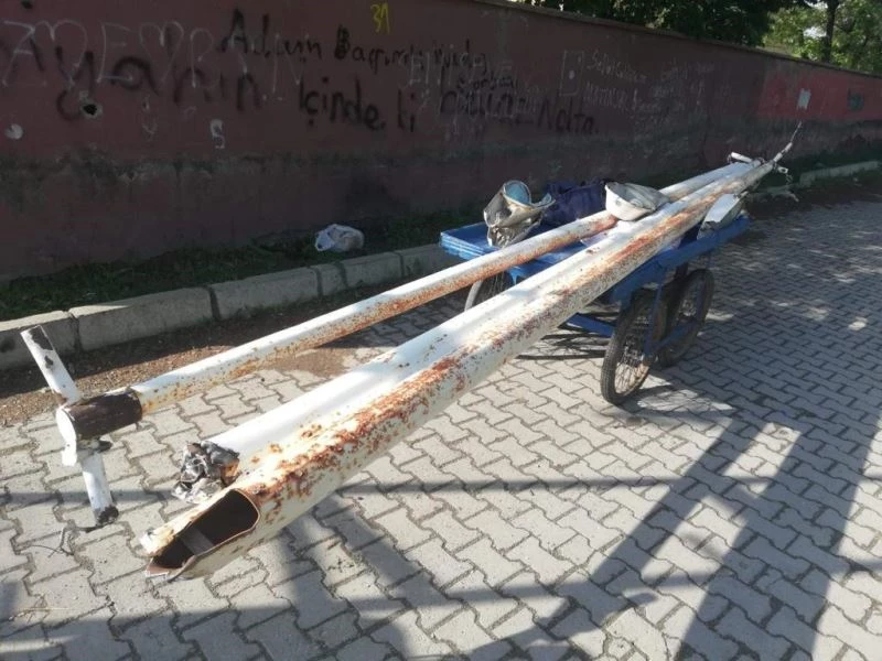 Parktaki elektrik direklerini çalan hırsızlar suçüstü yakalandı
