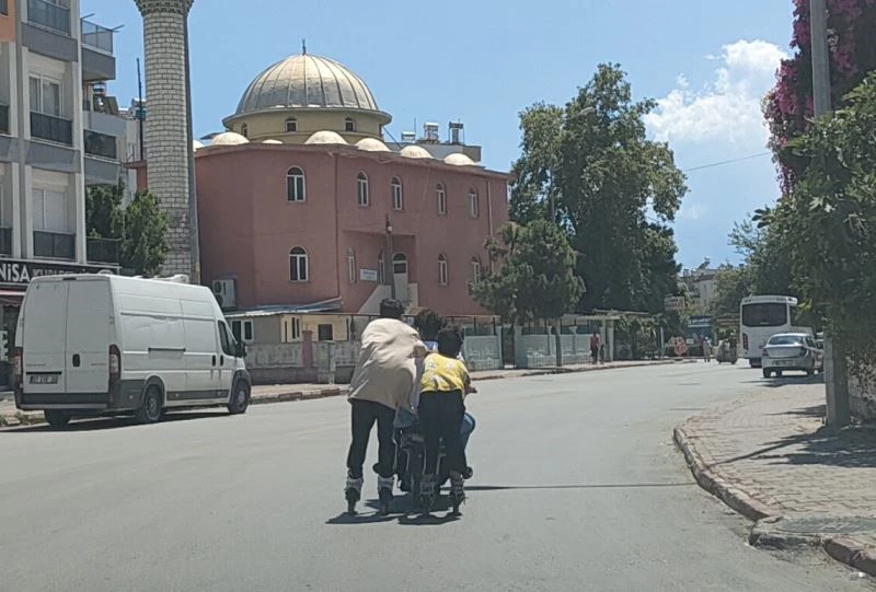 Antalya’da 2’si patenli, 5 çocuğun trafikteki tehlikeli yolculuğu
